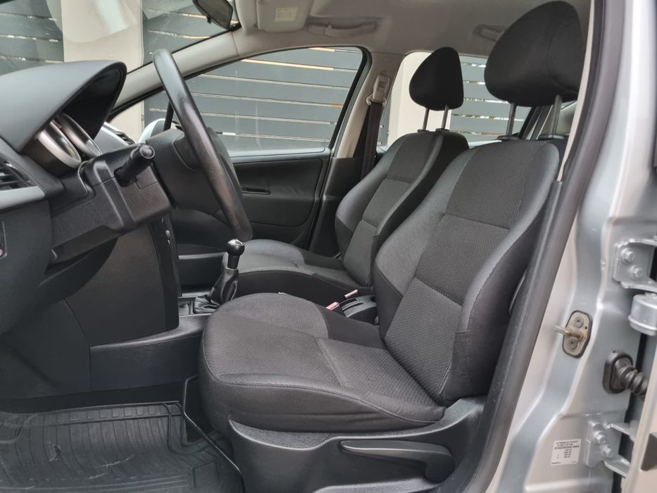 Vând sau schimb Peugeot 207 SW Facelift Motor 1.6 HDi an 2010 euro 5