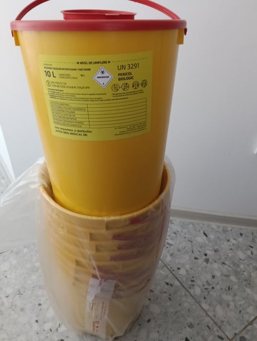 29 recipiente cu capac pentru Deșeuri medicale înțepătoare.