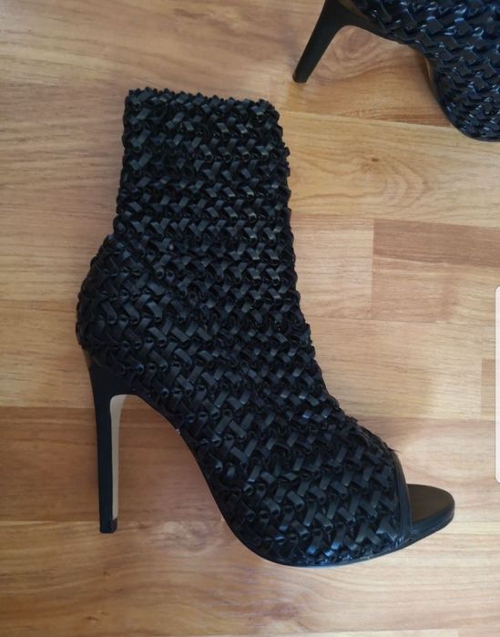 Zara                    .