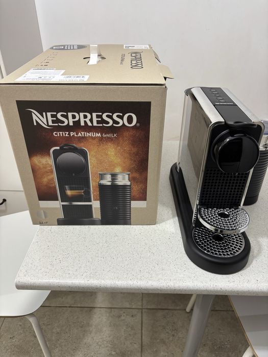 Vand aparat cafea Nespresso cu capsule