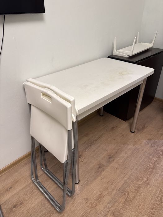 Продам кухонный стол и два стула ikea