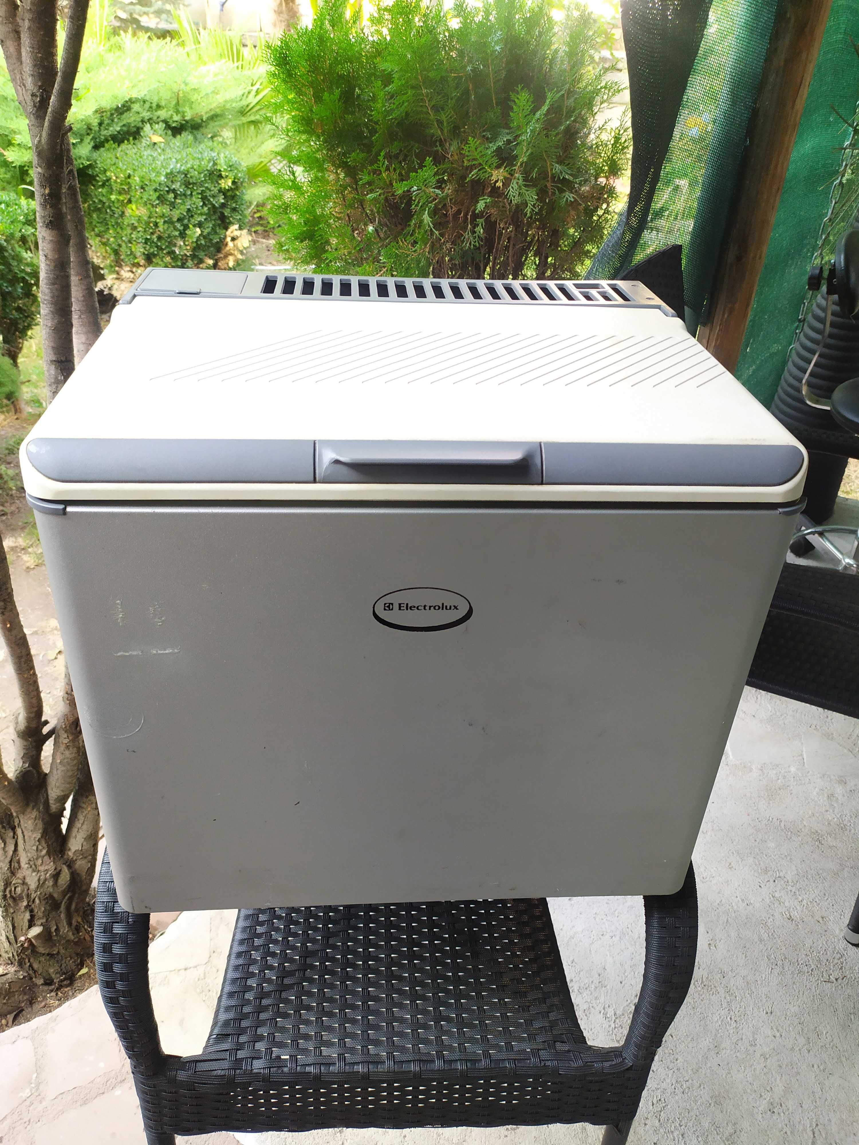 Охладител 24 v/220 v -Dometic Electrolux . Каравани , камиони ,лодки .