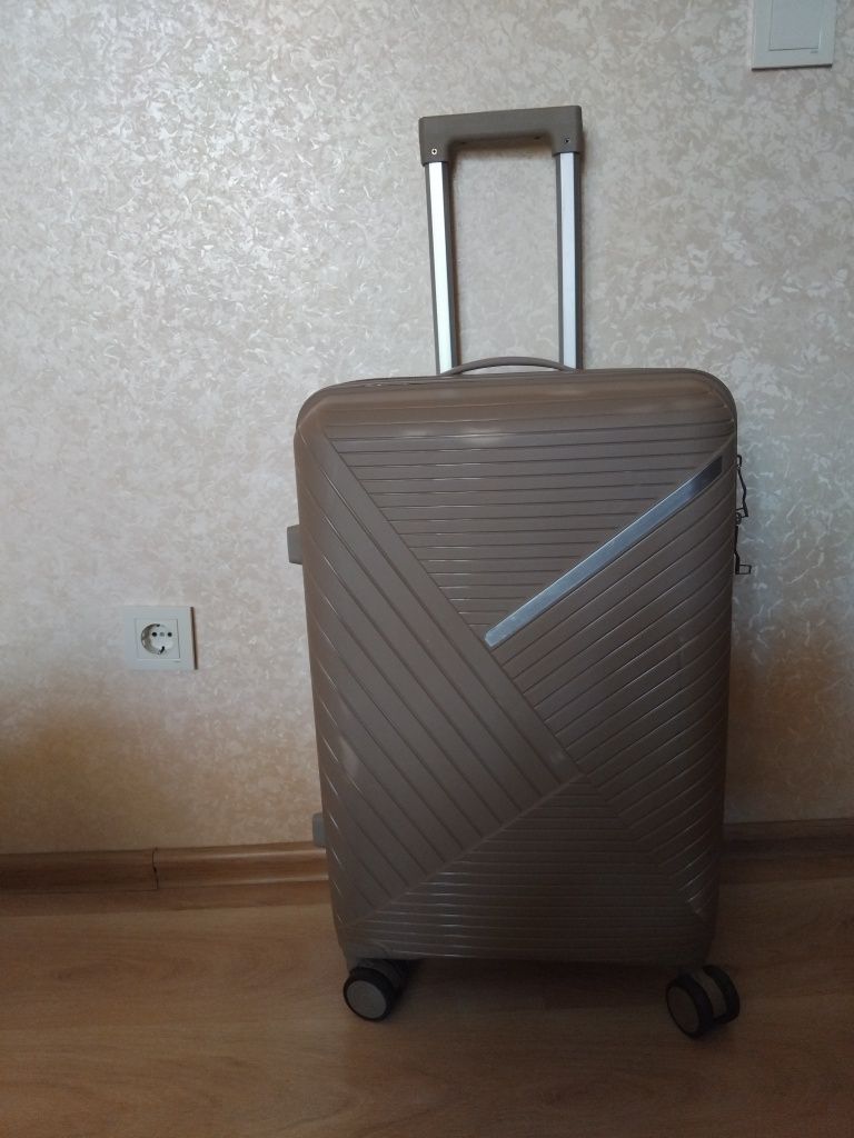 Продам чемодан среднего размера
