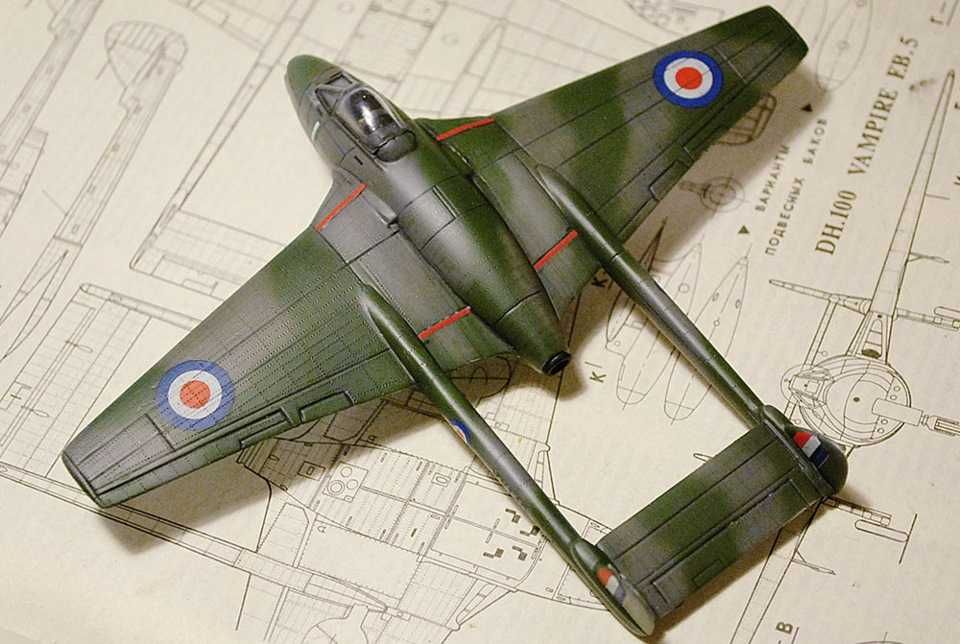 модель самолёта D.H.Vampire 1/72 NOVO наглядное пособие