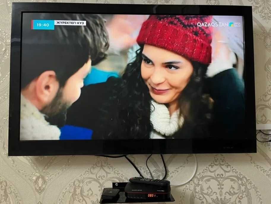 Телевизор 71 см Эленберг, есть Wi-Fi и YouTube. С кронштейном.