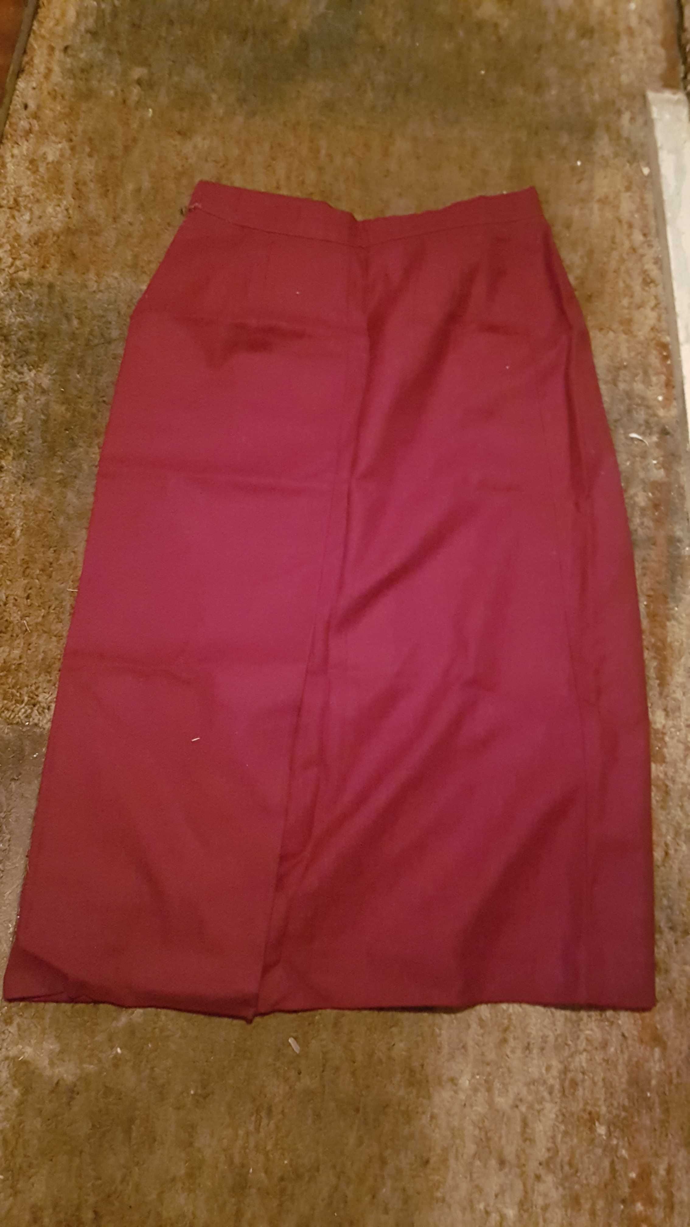 Дамски костюм червено сако и пола - M размер