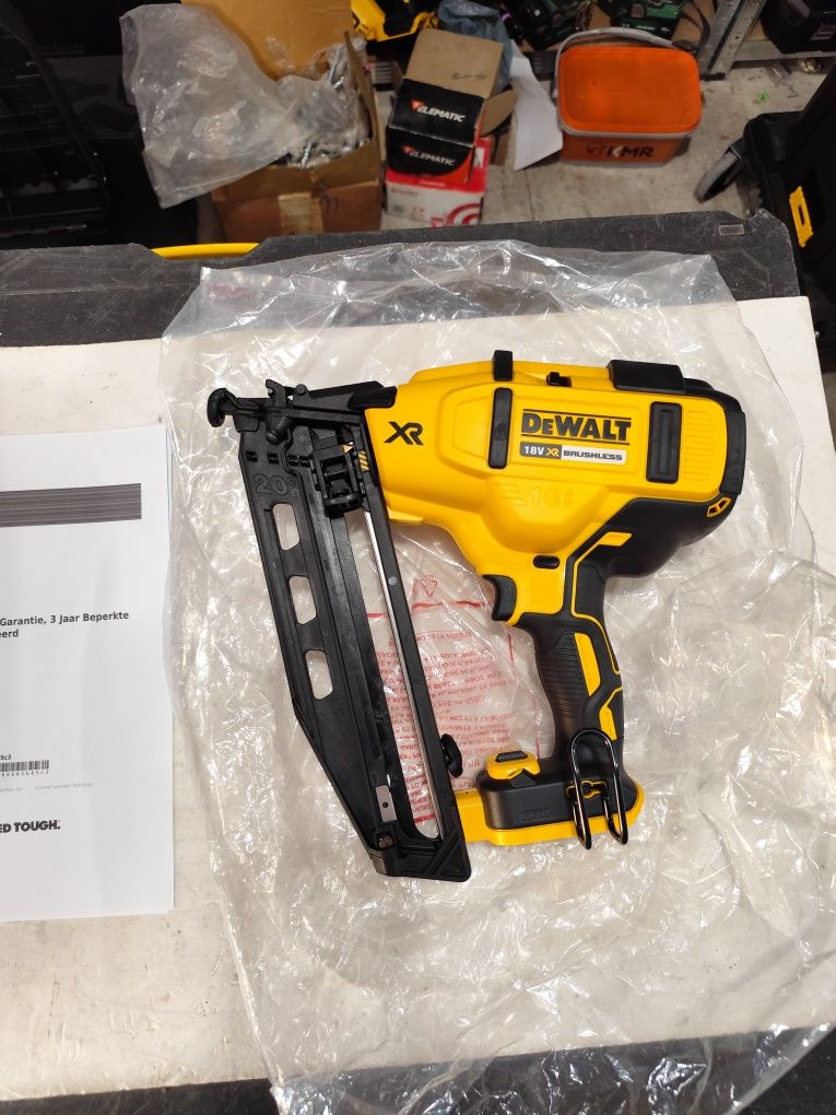 Безчетков акумулаторен такер пистолет Девалт DeWALT DCN660 с гаранция