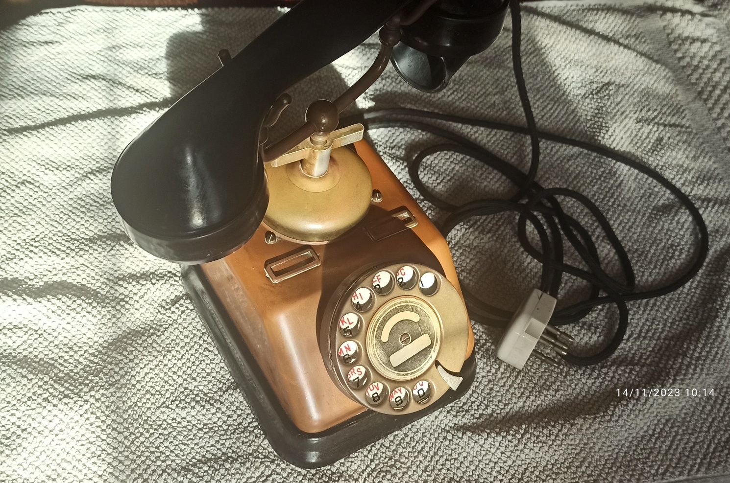 Telefon fix vechi de peste 80 ani