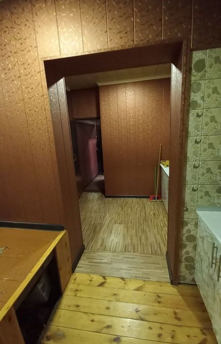 Gastronom oldida 3 xonalik uy sotiladi