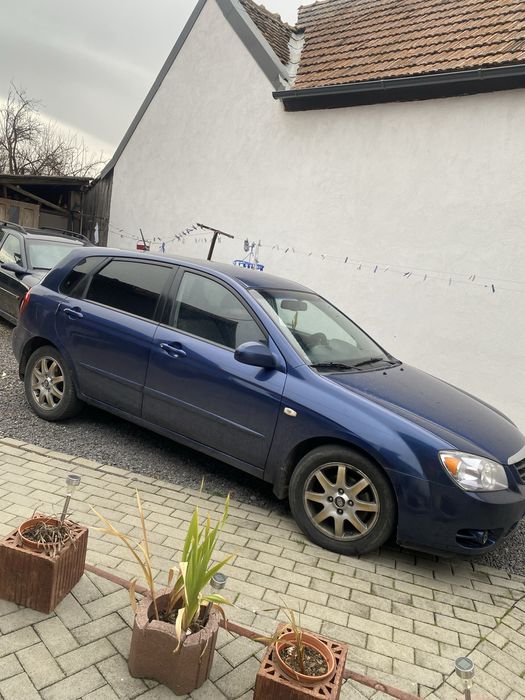 Vand kia cerato an fabricatie 2005 masina functioneaza bine mici defec
