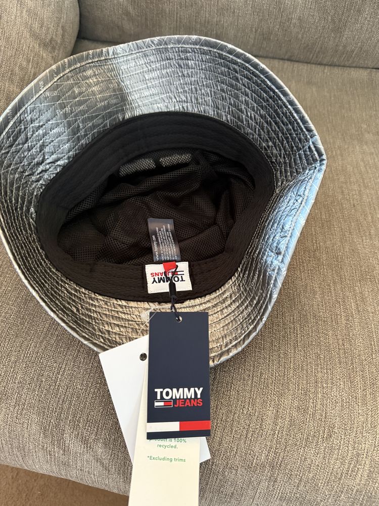 Шапка Tommy jeans унисекс, черна със сребърен кант