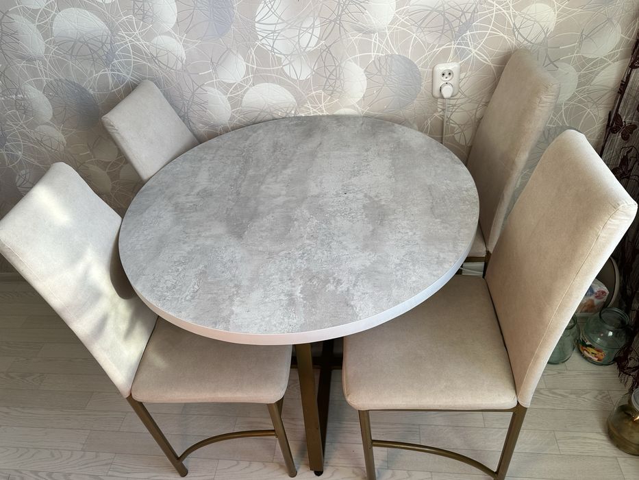 Обеденный мтол со стульями