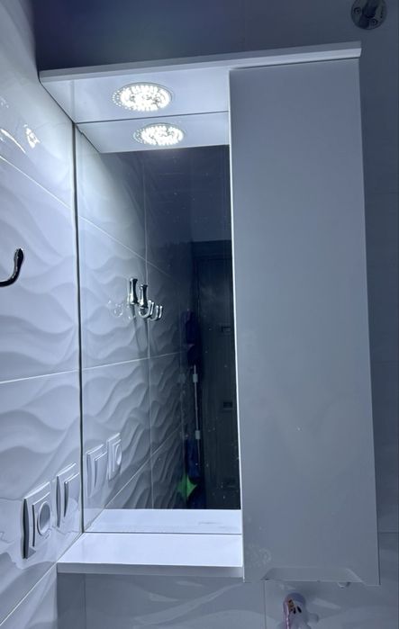 Срочно продаю зеркало с полками и подсветкой в ванную