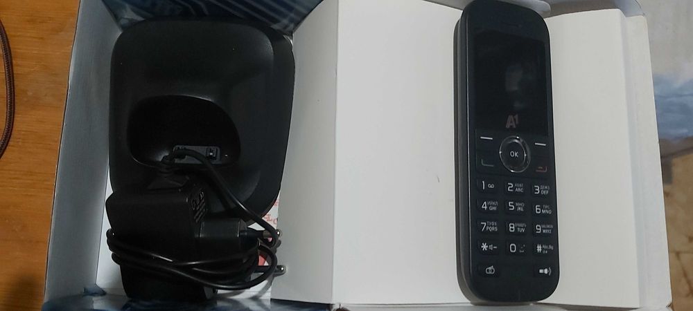 Продавам телефон с зарядно стойка и кутия нов на а1