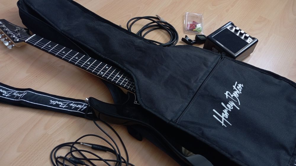 De vânzare chitară electrică cu toate accesoriile din inmagin
