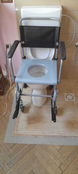 Scaun rulant cu wc/ baie dus/pacienti dizabilitati batrani