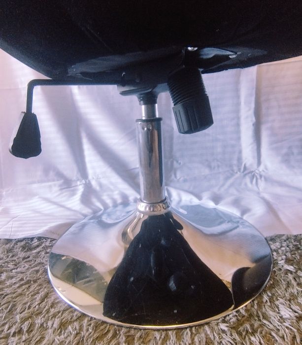 Set măsuță cafea din lemn si sticlă și 2 scaune ajustabile, rotative.