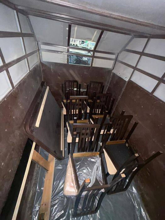 Срочно продается стол со стульями