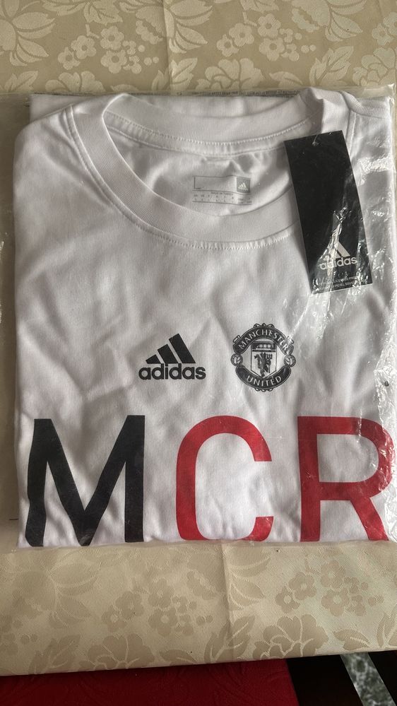 Спортна тениска adidas - официален продукт на Manchester United.