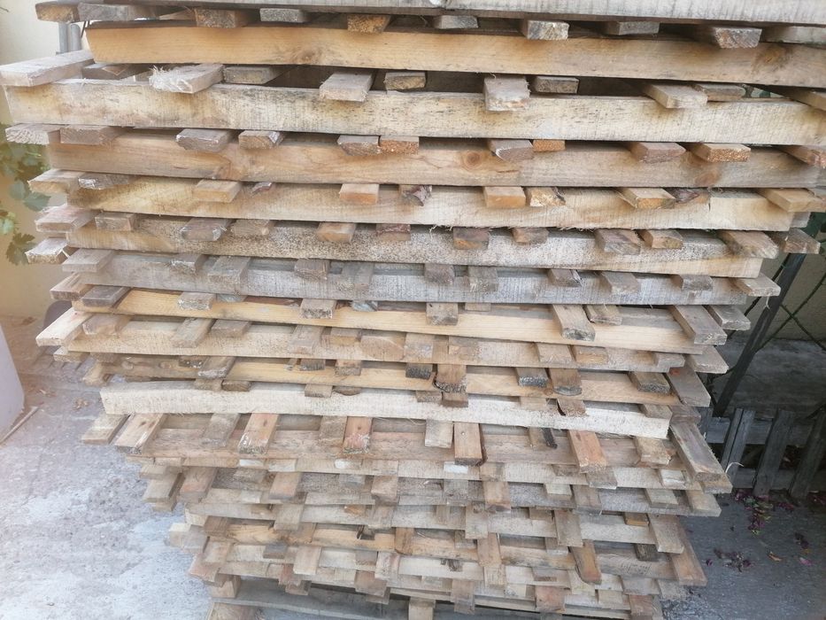 Vând paleti din lemn folosiți în stare buna