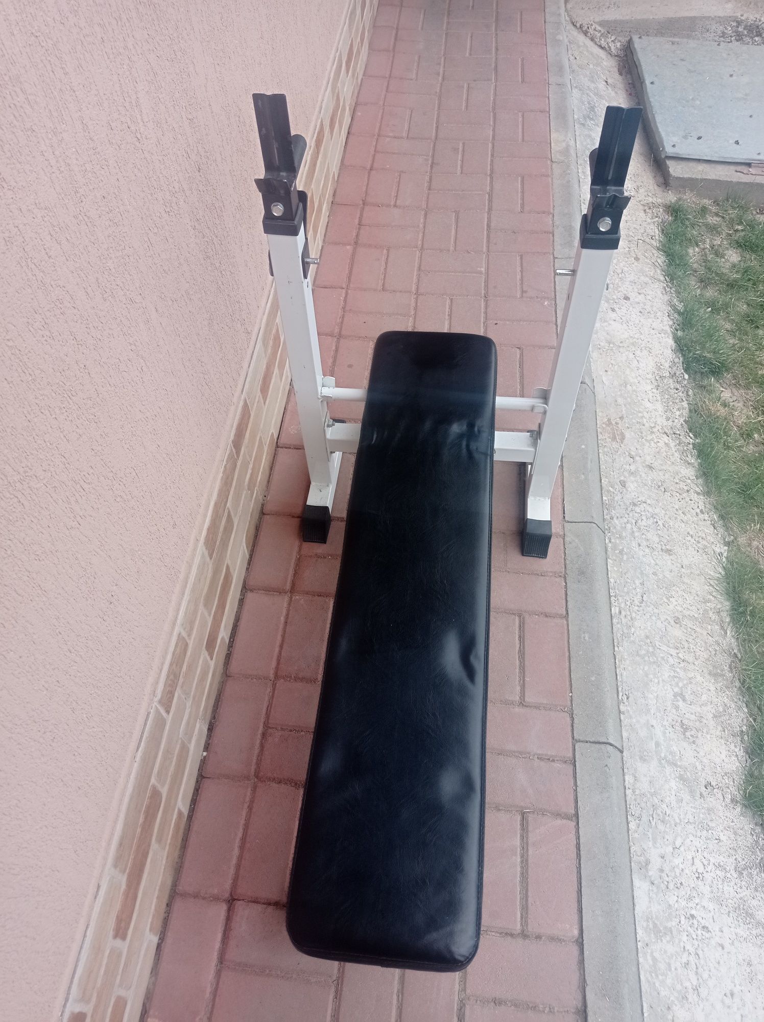 Bancă împins la piept