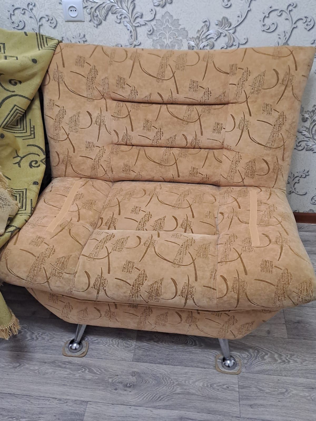 Продаётся б/у  диван и две  кресла  30.000