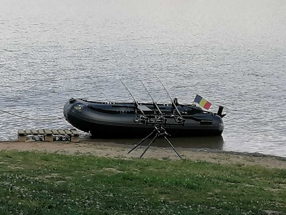 Vând barcă gonflabilă CARP SPIRIT BLACK BOAT  podină din aluminiu 270