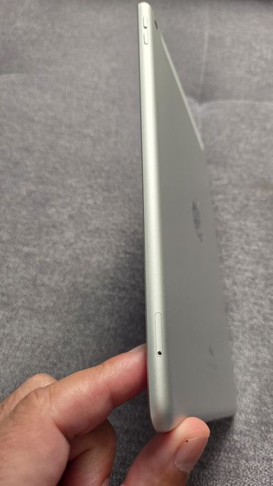 iPad 5 (5th gen) 32GB, Wi-Fi + 4G, 95% baterie, Silver stare excelentă