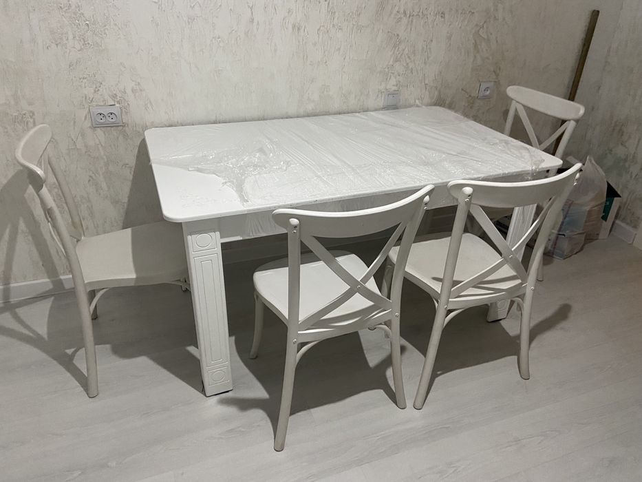 Белый стол (1500х900) и стулья