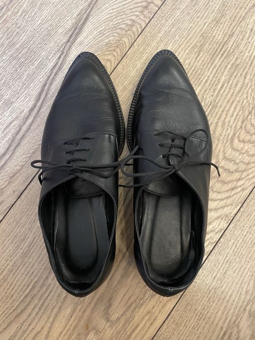 Черни обувки с остър връх от естествена кожа