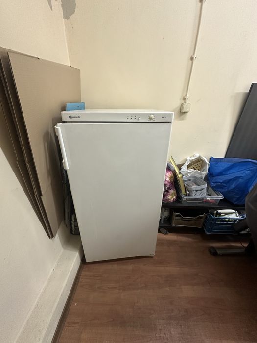 Продавам фризер Bauknecht