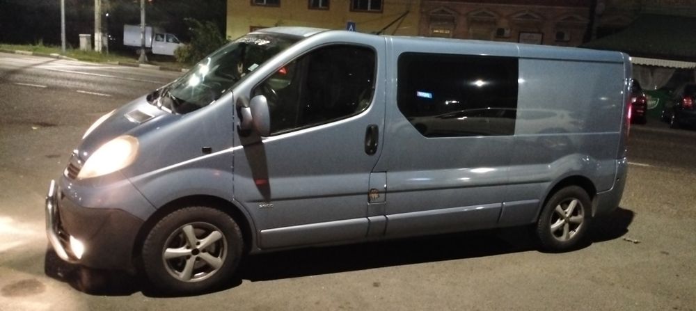 Vând Opel vivaro mixt motor 2 litri pe lanț 6 locuri plus dubă i