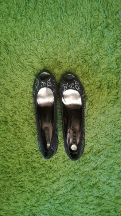 Pantofi de dama cu pietre .