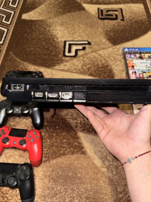 Плейстейшън 4 Slim с 4 джойстика и 6 игри!!!