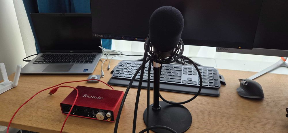 Focusrite scarlet 2i2 + Audio Technica T220