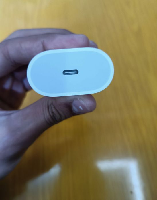 iPhone original zaryadchik sotiladi yangi 3 4 marta zaryad quyilgan