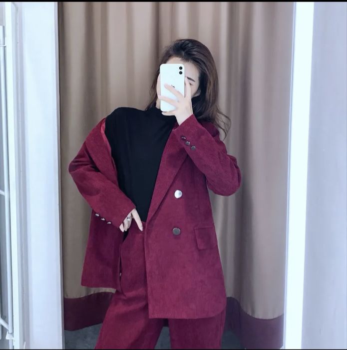 Вельветовый женский костюм в цвете бургунди