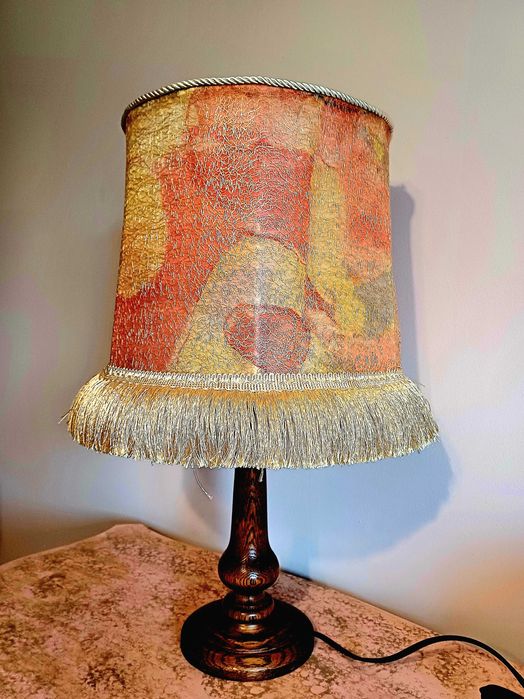 Нощна лампа с ръчно направен абажур
