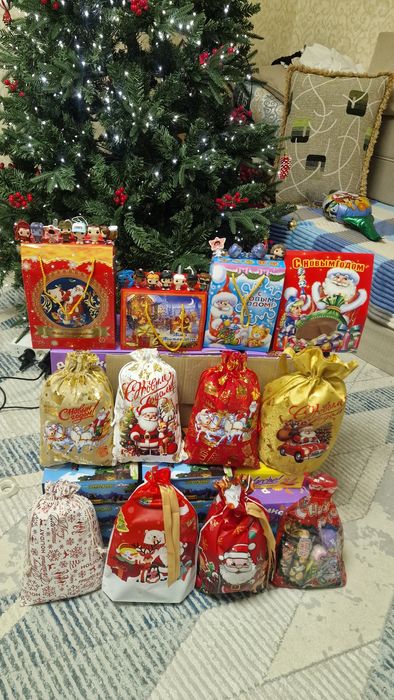 Новогодние подарки из 23шт сладостей. Новогодние кульки