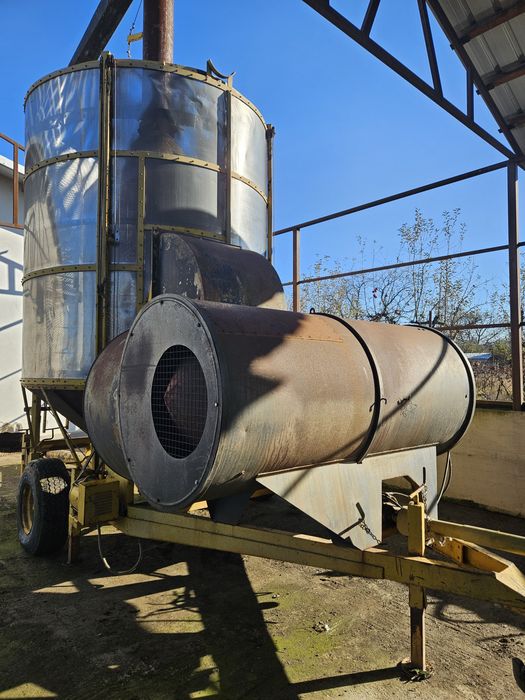 Vând uscător cereale