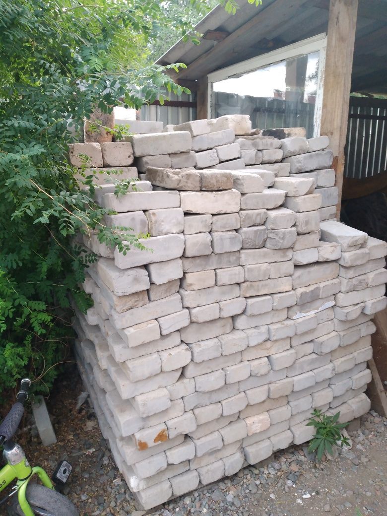 Продам срочно кирпич 60т.