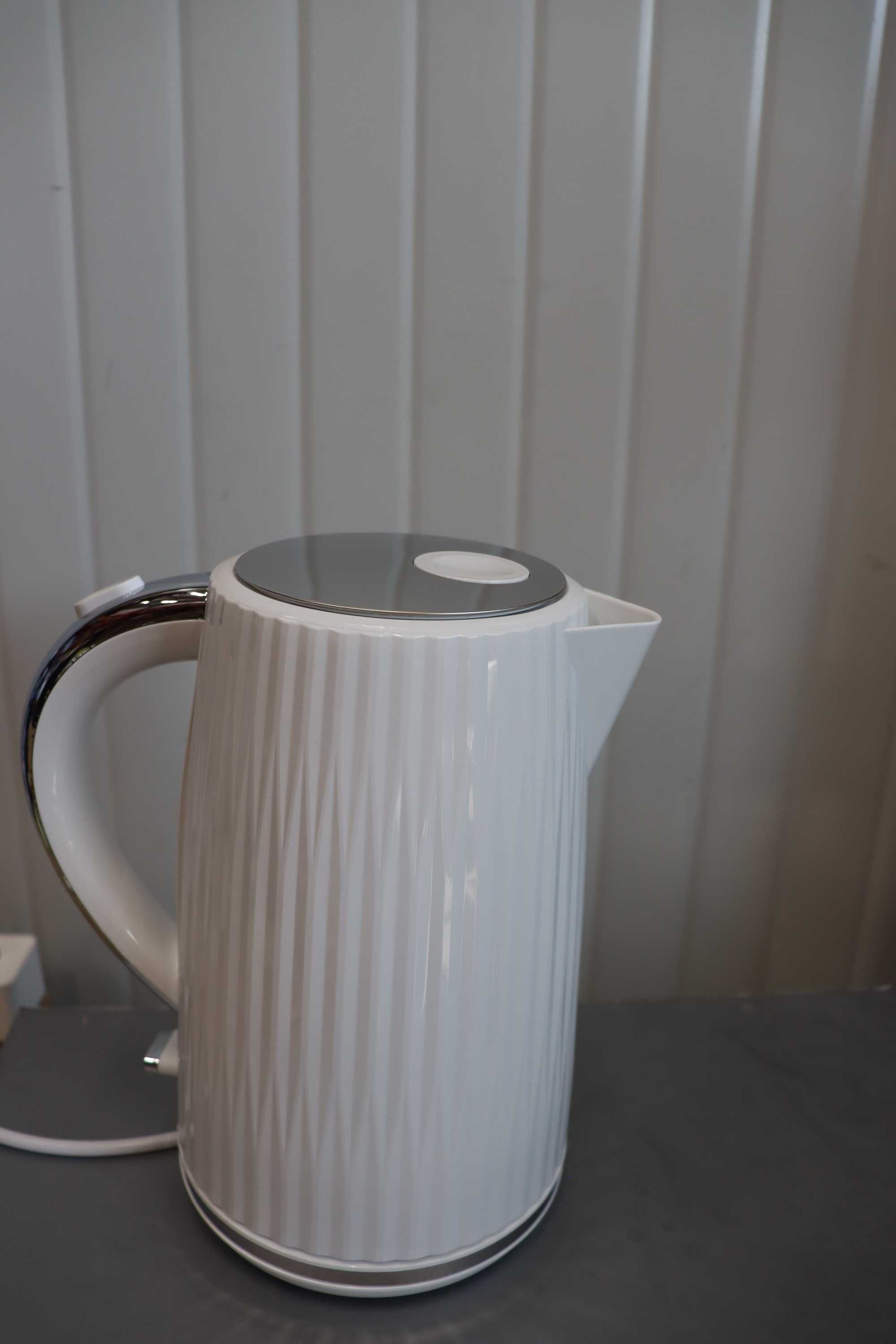 Електрическа кана Russell Hobbs Гореща вода, чай или кафе, 1.7л, 3000W