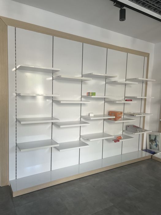 Rafturi magazin este disponibil pentru un magazin de 80 - 100 mp