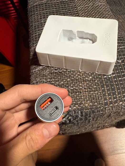 Încărcător auto nou