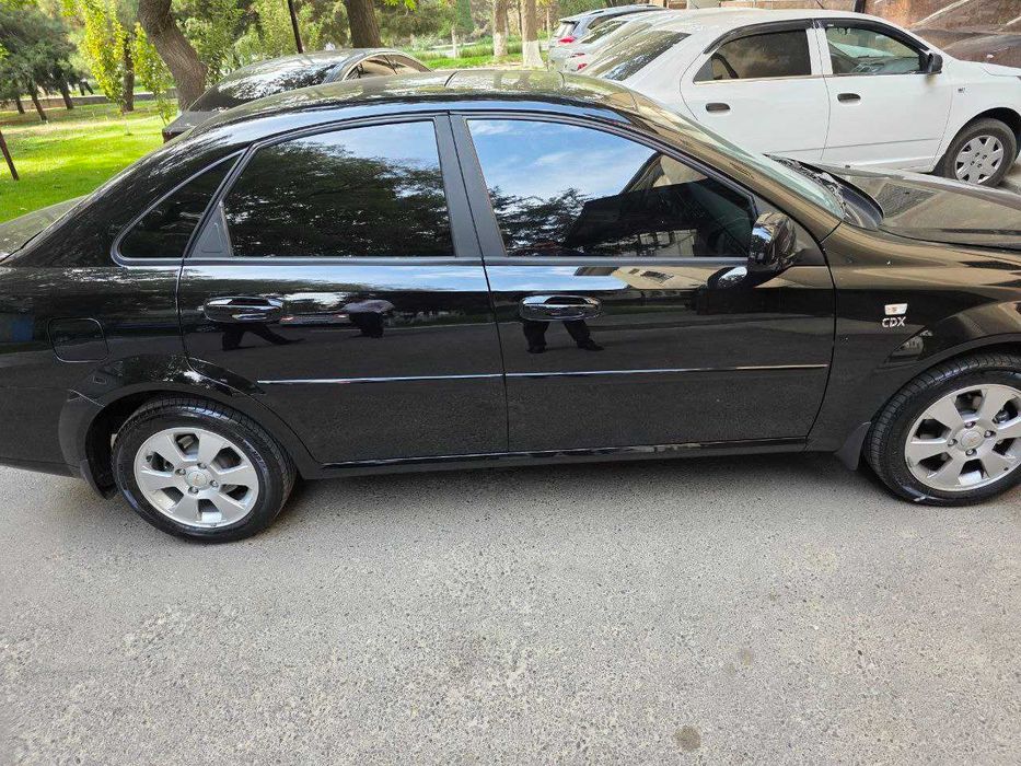 Продается Chevrolet Gentra AT. Чёрный Full позиция