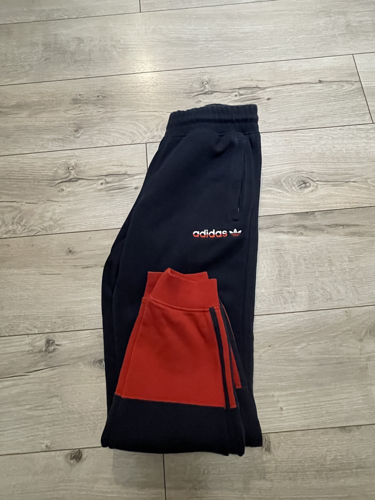 Vand pantaloni de trening Adidas originals