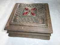 Стара Дървена Кутия  за Бижута с  Меден  Обков