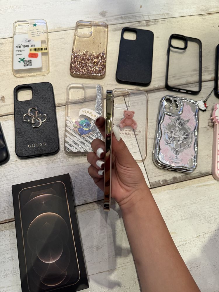 Iphone 12 pro 128GB + 16 калъфа за телефон + калъф за Airpods