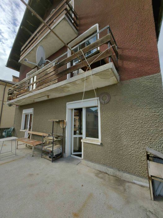 Продавам двуетажна къща в гр. Перник кв. Ралица