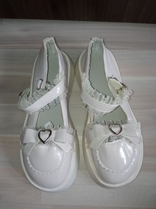 Бели лачени обувки